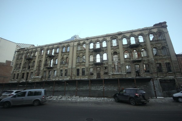 Разрушенное заброшенное старинное здание на ул. Харьковской в Днепропетровск (3)