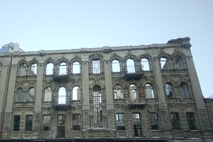 Разрушенное заброшенное старинное здание на ул. Харьковской в Днепропетровск (1)